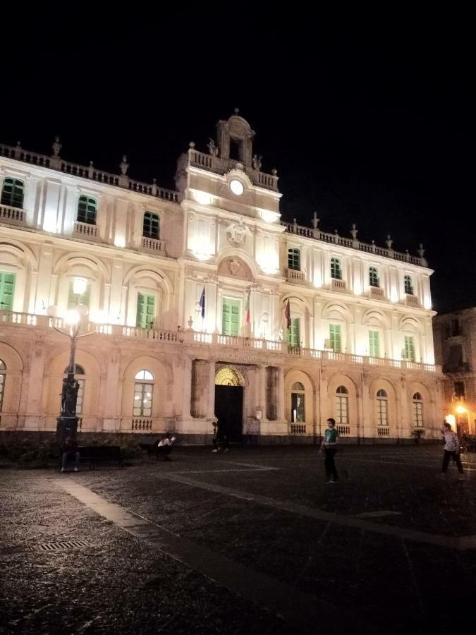 Suite Il Letto Sotto Il Tetto Catánia Buitenkant foto