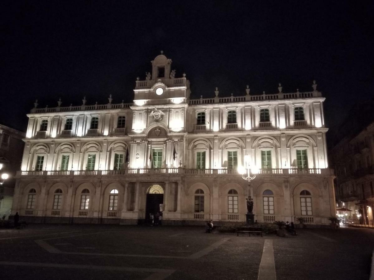 Suite Il Letto Sotto Il Tetto Catánia Buitenkant foto